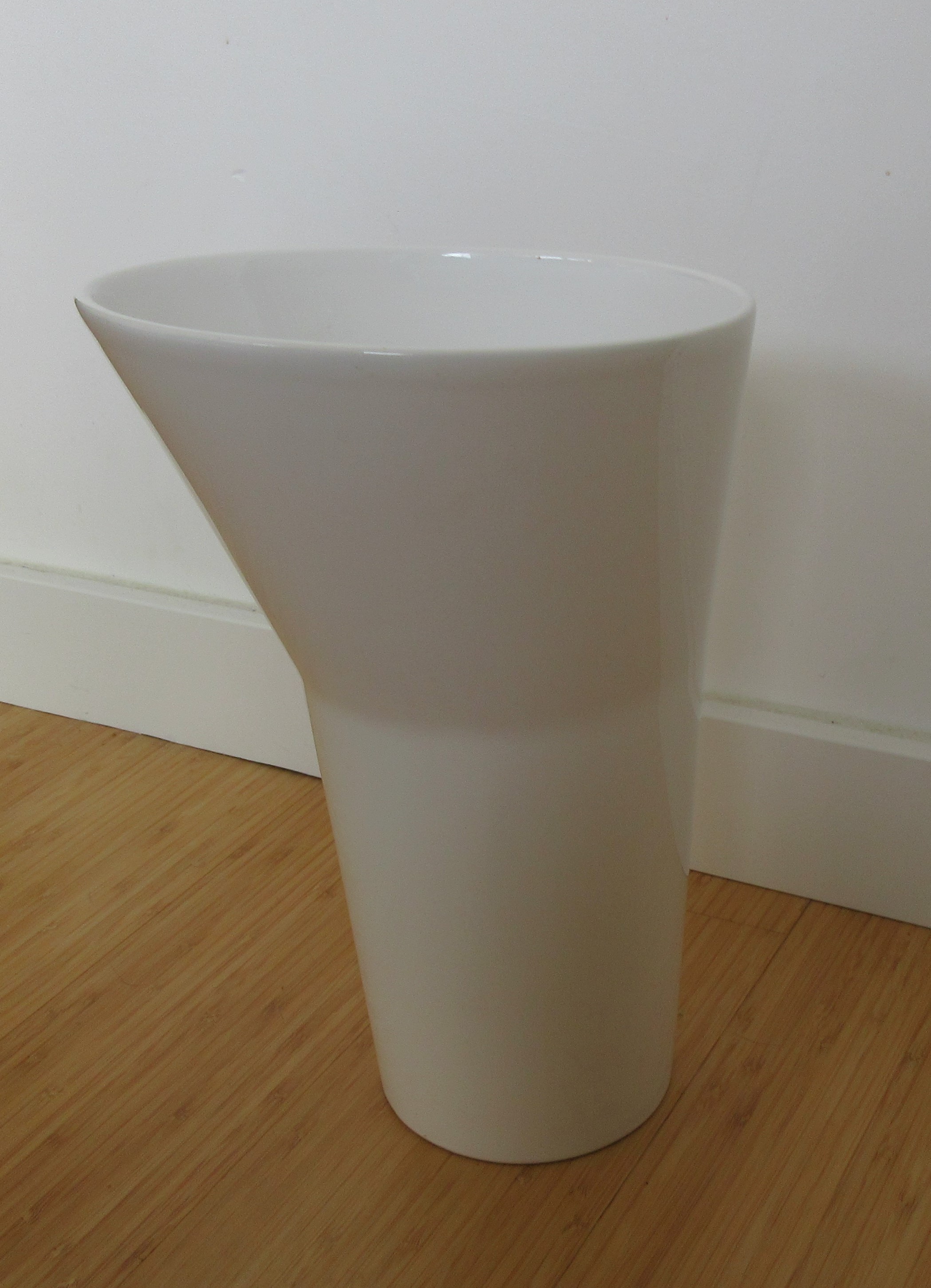 Niet of onleesbaar gesigneerd - ASA Design grote witte aardewerken schoorsteenvaas kopen? Bied vanaf 1!