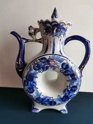 Niet of onleesbaar gesigneerd - Fraai gedecoreerde Chinese koffiepot met kraaiende haan verkocht voor € 1!