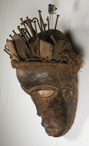 Yombe - Beschermmasker met nagels en magische stof in buidels kopen? Bied vanaf 1!