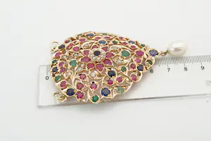 89 - Kleurrijke 14 karaats rosé gouden peervormige hanger met diamant. kopen? Bied vanaf 1350!