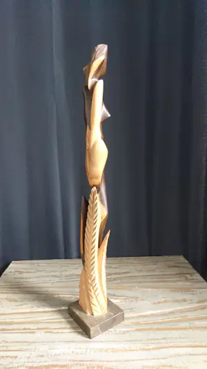 Niet of onleesbaar gesigneerd - Abstract coromandel beeld van staande vrouw kopen? Bied vanaf 10!