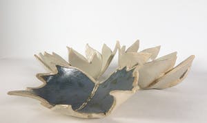 Carla van Ouwenaller - Aardewerk, Lot van drie schalen in de vorm van bladeren kopen? Bied vanaf 35!