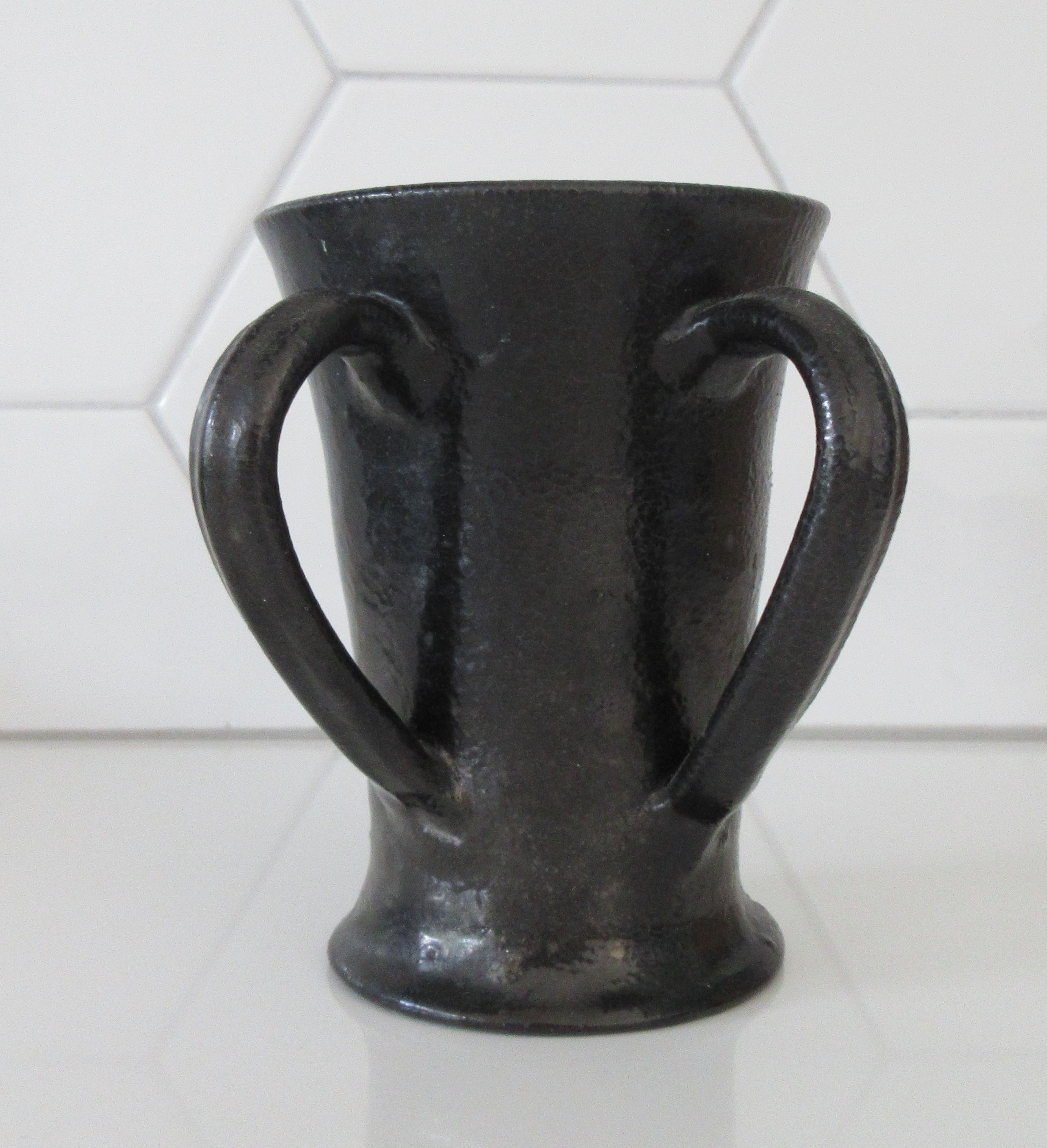 Niet of onleesbaar gesigneerd - Twee armig antiek loodglazuren aardewerk kruikje verkocht voor € 1!