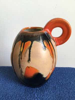 Potterie Kennemerland - Kleurrijke kan met druipglazuur | Velsen verkocht voor € 50!