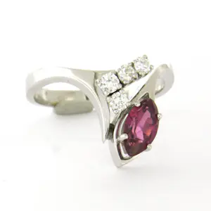 14k wit gouden ring met robijn en briljant geslepen diamant tot. 0.20ct kopen? Bied vanaf 585!