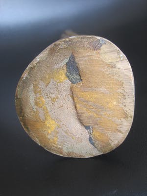 Brons (Onbekend) - Zittende vrouw op handen gedragen. kopen? Bied vanaf 75!