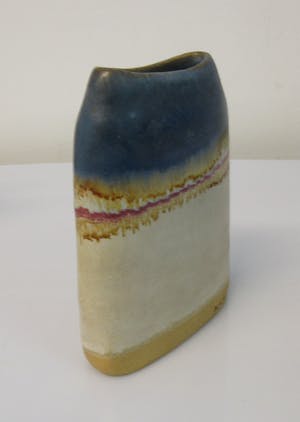 Niet of onleesbaar gesigneerd - Ovaal Studio aardewerk vaasje van Kamini uit Griekenland kopen? Bied vanaf 1!