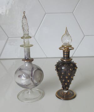 Niet of onleesbaar gesigneerd - Twee Venetiaans glazen parfumflesjes kopen? Bied vanaf 10!