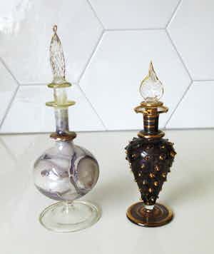 Niet of onleesbaar gesigneerd - Twee Venetiaans glazen parfumflesjes verkocht voor € 10!