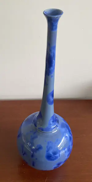 Willy van Bussel - Twee porseleinen flesvazen uitgevoerd in blauw kristallijn glazuur kopen? Bied vanaf 375!