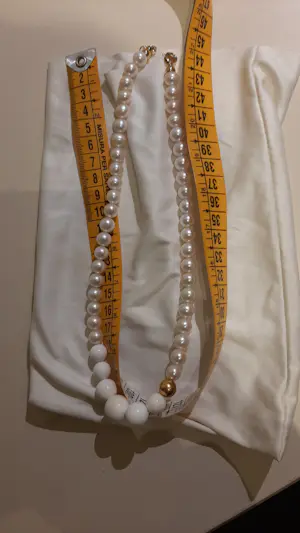 Parelketting met 6 witte agaat parels en 1 gouden parel kopen? Bied vanaf 275!