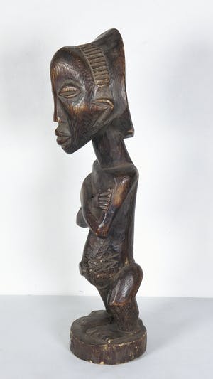 Luba - Houten vrouwelijk voorouderbeeld met gekruiste armen en haarknot kopen? Bied vanaf 1!