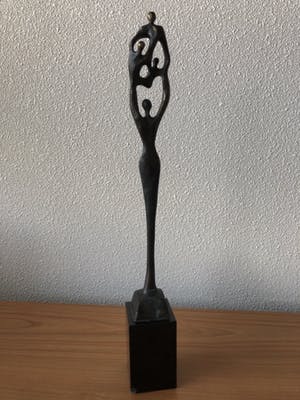 Corry Ammerlaan - Hoog slank beeld op sokkel - Titel " VROUW DRAAGT FAMILIE " kopen? Bied vanaf 45!