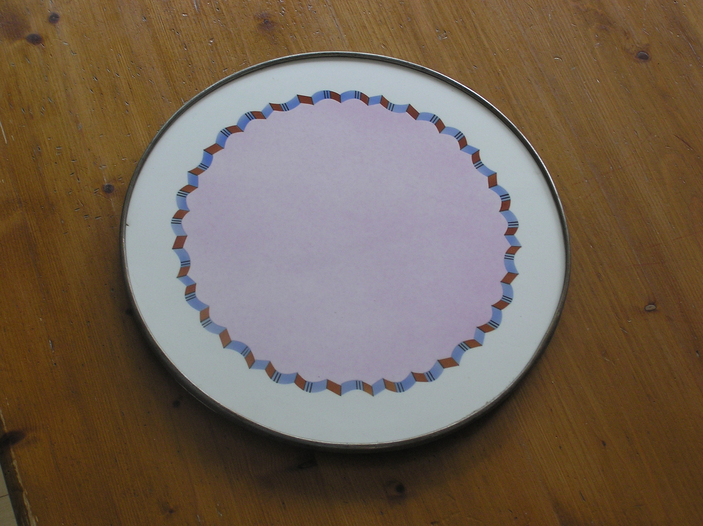 Steengoedfabriek Paetsch -  Bauhaus rond dienblad met geometrisch spuitglazuur decor kopen? Bied vanaf 15!