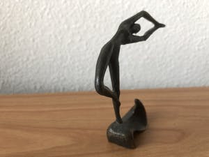 Corry Ammerlaan - Beeldje " Vrouw op de golven in de wind " kopen? Bied vanaf 15!