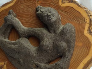 Klaas Pijlman - Liggend naakt – Chamotte / Aardewerk op hout – ca 1979 kopen? Bied vanaf 50!