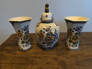 Plateelbakkerij Flora - 3-delig Delft gekleurd Kaststel kopen? Bied vanaf 1!