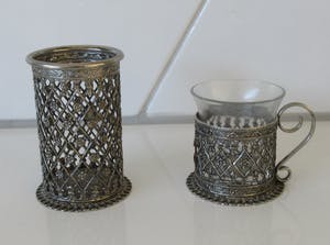 Niet of onleesbaar gesigneerd - Twee antieke filigraan zilveren glashouders - een met origineel glas - kopen? Bied vanaf 10!