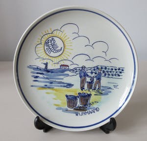 Royal Goedewaagen - Twee platelen sierbordjes 'Hooimaand' en 'Wijnmaand' voor N.V. Paul C. Kaiser Ro kopen? Bied vanaf 1!
