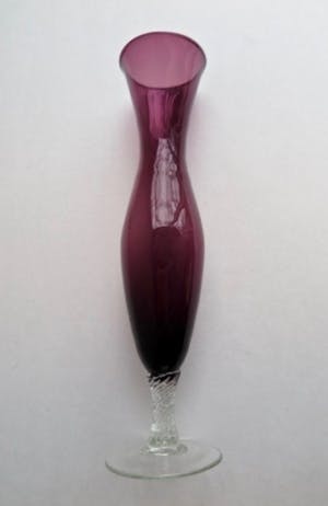 Niet of onleesbaar gesigneerd - Twee sierlijke vaasjes op geslepen stengel - Gekleurd glas kopen? Bied vanaf 1!