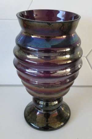 Niet of onleesbaar gesigneerd - Art Nouveau Irise paars glazen ribbelvaas kopen? Bied vanaf 10!