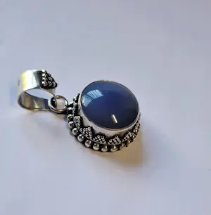 Nieuwe handgemaakte unieke bewerkte ronde zilveren hanger met Chalcedoon. kopen? Bied vanaf 75!