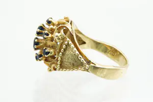85 - Sierlijke 18 karaats geel-gouden fantasie ring met diep blauwe edelstenen kopen? Bied vanaf 330!