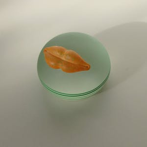 Glasstudio Borowski - Grote groene gesatineerde presse papier met oranje gesatineerde mond kopen? Bied vanaf 30!