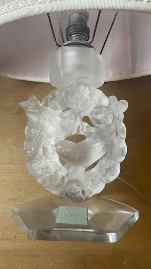Rene Lalique - Tischleuchte mit Vögeln, gefrostetes Glas kopen? Bied vanaf 490!