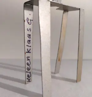 Klaas Gubbels - Lippen op tafel, dubbelgesigneerd metalen beeld (2015) kopen? Bied vanaf 195!