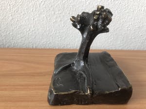 Brons (Onbekend) - Gesigneerd beeldje van een KNOTWILG kopen? Bied vanaf 45!