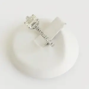 AcheterDiamanten solitaire ring? Enchérissez de 2650!