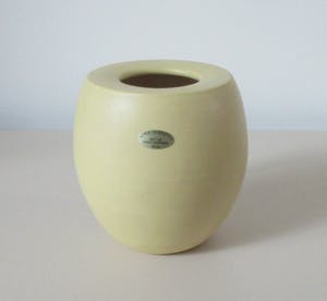 Adrie Moerings - Zacht geel keramisch vaasje kopen? Bied vanaf 1!