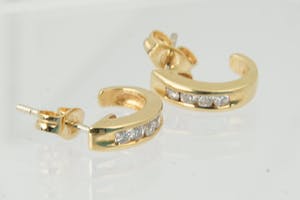 1300- Exclusieve set 18 krt gouden "halve maan" oorstekers - ca. 0.20 ct diamant kopen? Bied vanaf 160!