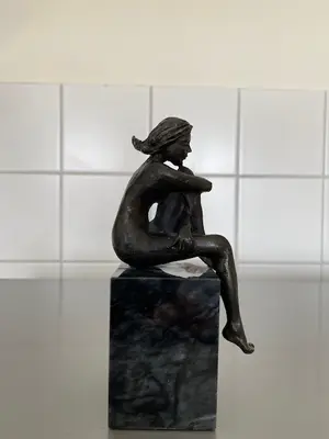 Niet of onleesbaar gesigneerd - peinzende muse kopen? Bied vanaf 1!