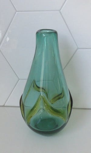 Niet of onleesbaar gesigneerd - Groen en amber dikwandige vintage glazen vaas kopen? Bied vanaf 10!