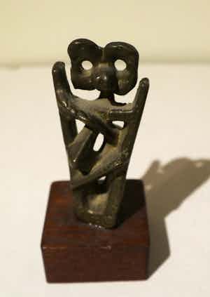 Niet of onleesbaar gesigneerd - Abstract beeldje verkocht voor € 10!