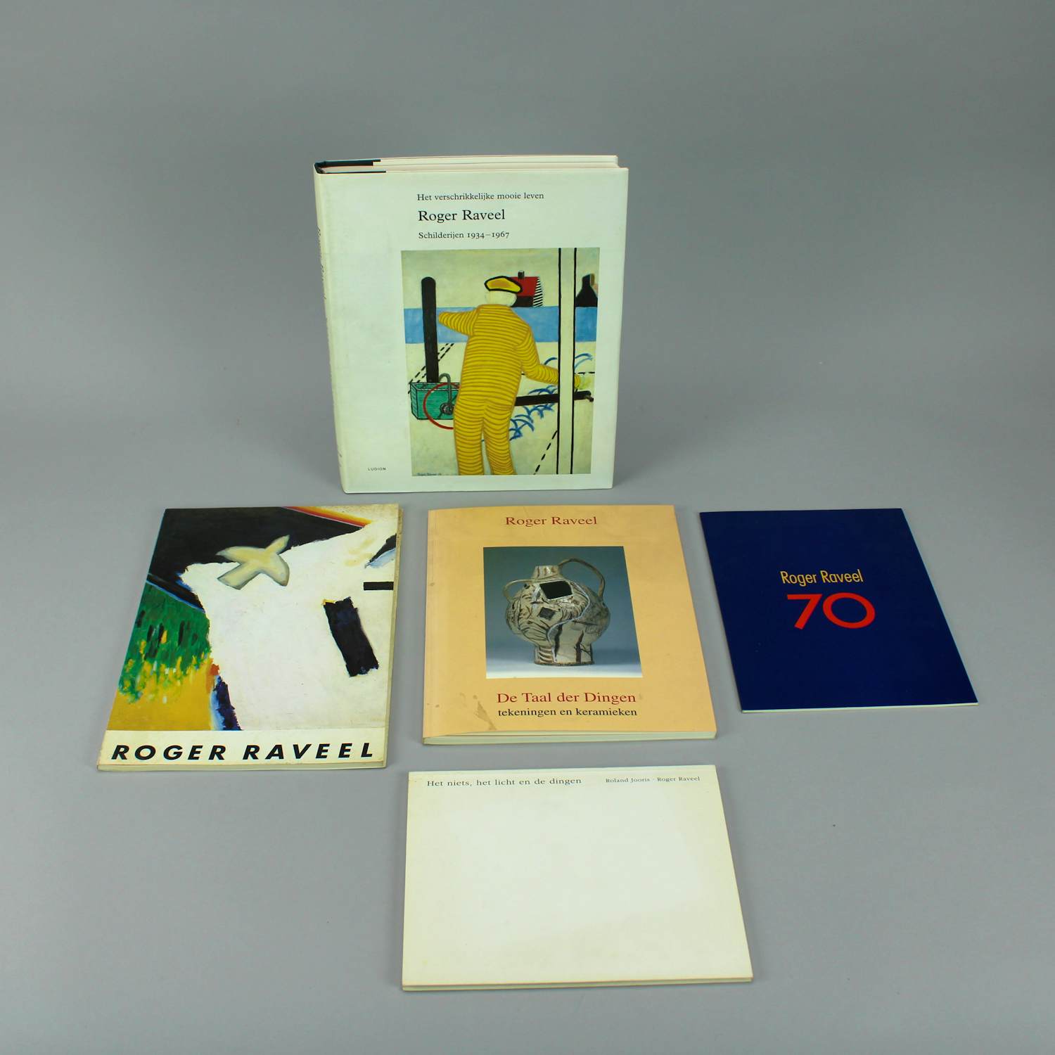 Roger Raveel - Collectie naslagwerken met tentoonstellingsuitnodigingen en gesigneerde brief kopen? Bied vanaf 50!