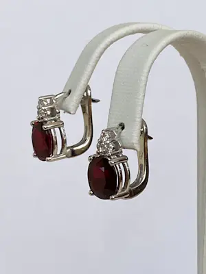 Acheter18 Kt witgouden oorbellen met rode robijnen ca 4,00 crt  en diamanten? Enchérissez de 1400!
