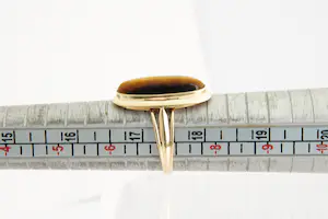 170 - Klassiek model ovalen 18 Krt geel gouden ring met tijgeroog edelsteen kopen? Bied vanaf 110!