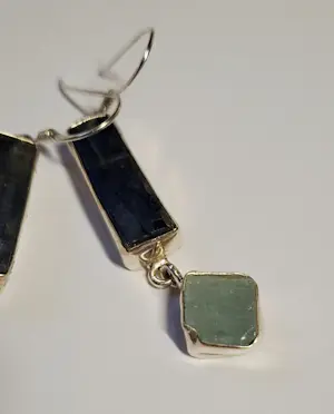 Nieuwe zilveren oorbellen met ruwe saffieren en ruwe Aquamarijn kopen? Bied vanaf 60!