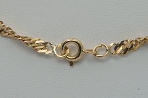 2545- 18 Krt - geel-gouden "gedraaid" collier - Arabische teksthanger - gekeurd kopen? Bied vanaf 310!