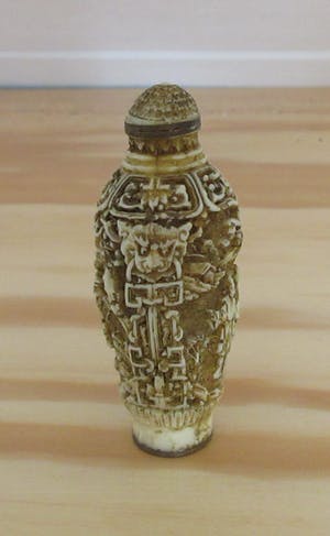 Niet of onleesbaar gesigneerd - Twee Cinnabar handgesneden Chinese Snuifflacons kopen? Bied vanaf 10!