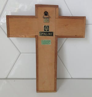 Jan Perey - Opaline glazen gebrandschilderde Cruxifix met houten lijst kopen? Bied vanaf 25!