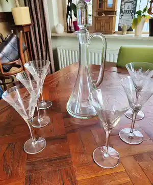 Niet of onleesbaar gesigneerd - Karaf met 6 wijnglazen verkocht voor € 1!