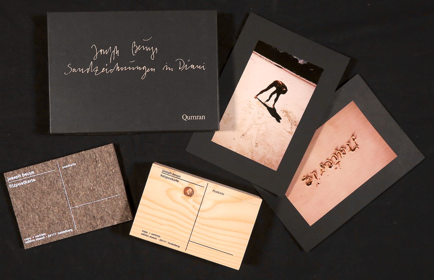 Joseph Beuys - Filzpostkarte, Holzpostkarte en Sandzeichnungen in Diani verkocht voor € 1!