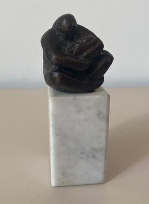 Niet of onleesbaar gesigneerd - Bronzen beeldje moeder met baby - gesigneerd kopen? Bied vanaf 1!