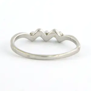 14k wit gouden ring bezet met briljant geslepen diamant 0.09 karaat kopen? Bied vanaf 160!