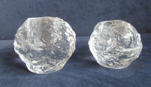 Kosta Boda - Twee Snowball kandelaren waarvan een XL model - ontwerp Ann Warff kopen? Bied vanaf 28!