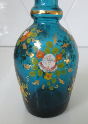 Curiosa - Antiek 19e eeuws blauw glazen vaasje met emaille decor kopen? Bied vanaf 1!